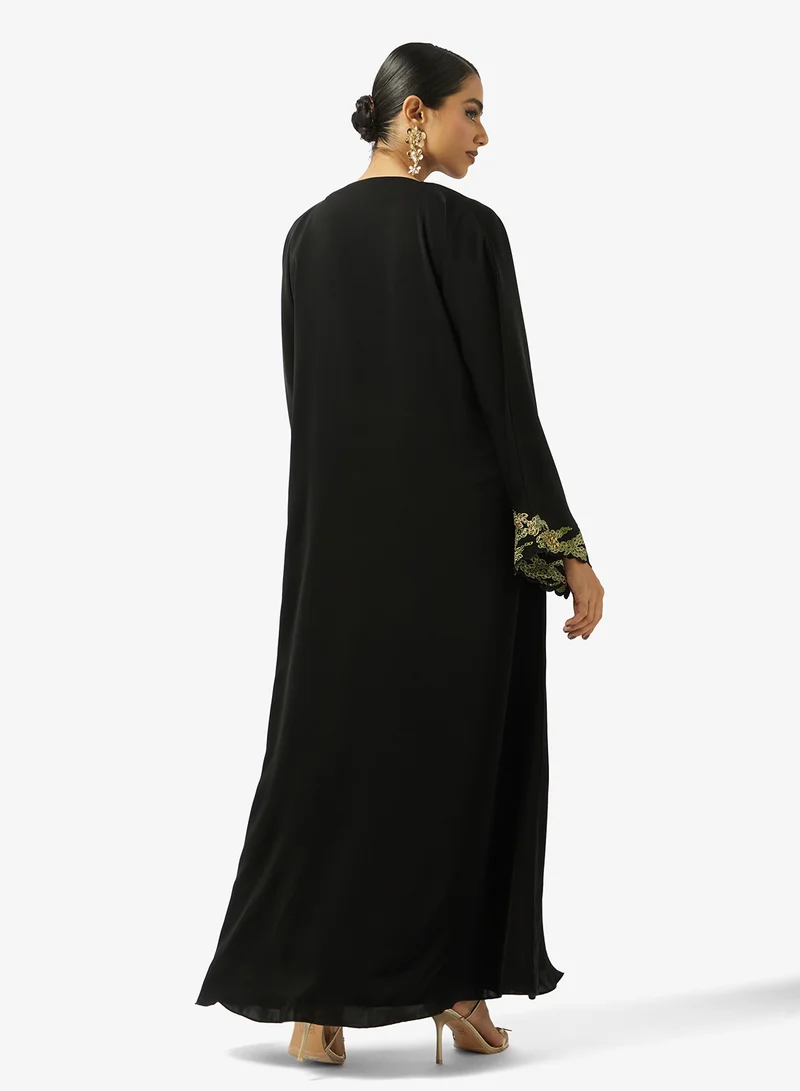 هيا كلوزيت عباية مفتوحة بياقة على شكل حرف  مزينة بالدانتيل